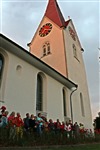 hinter der Kirche, beim Friedhof